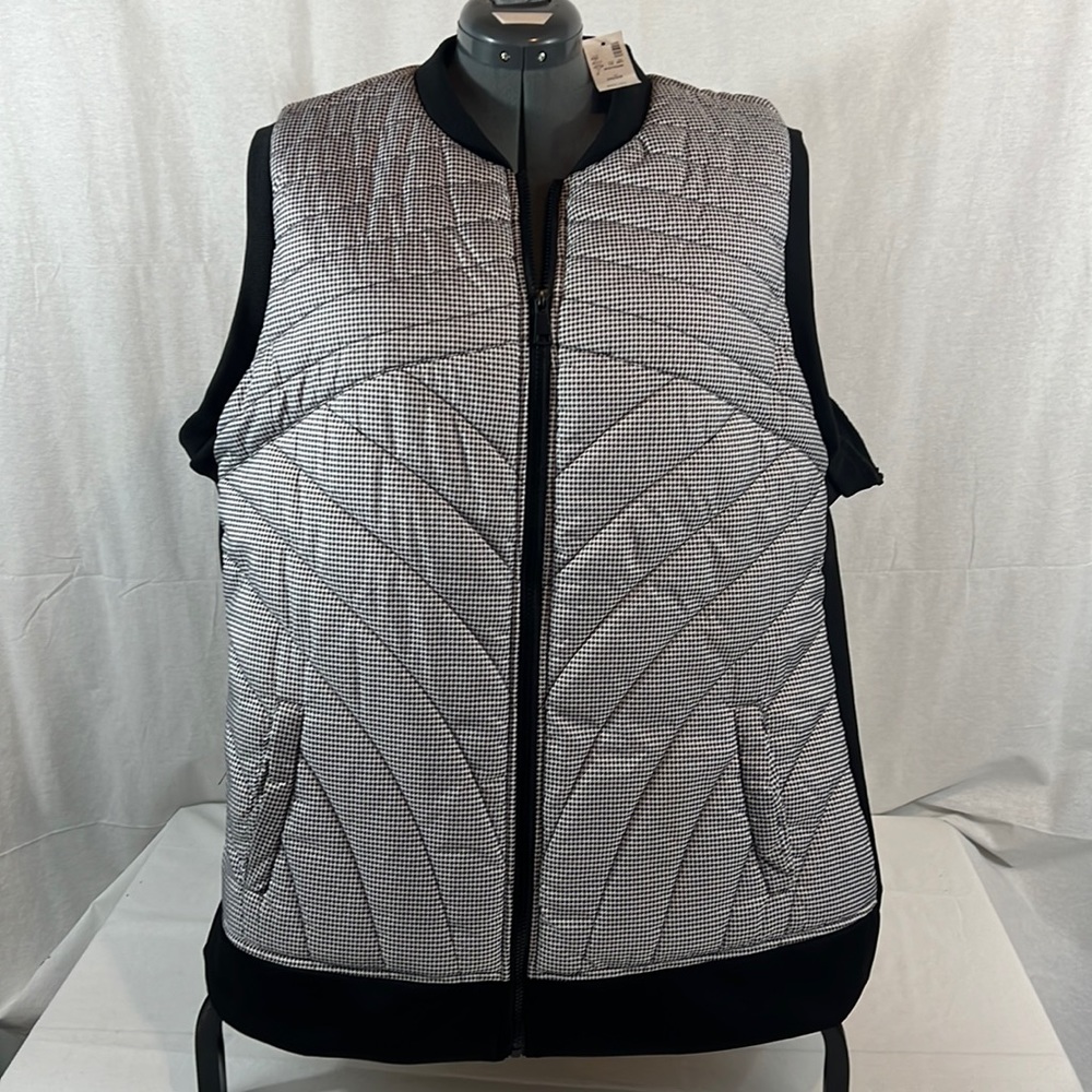 NEW w Tags Avenue Women’s Black & White Check Zip front Vest Plus Size 26/28